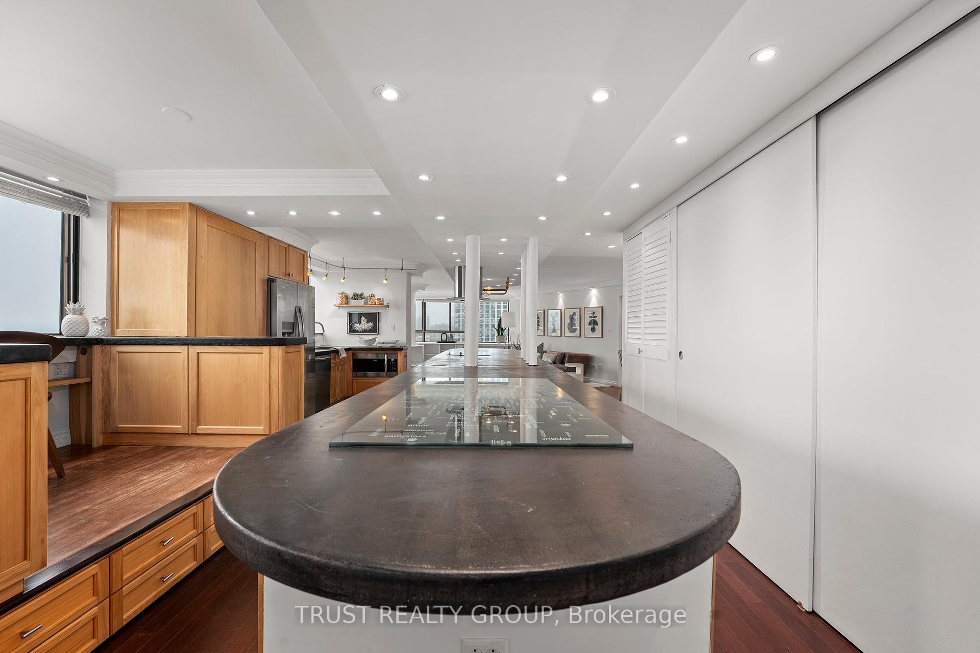 2 Bedrooms Condo at 270 Queens, Toronto For sale