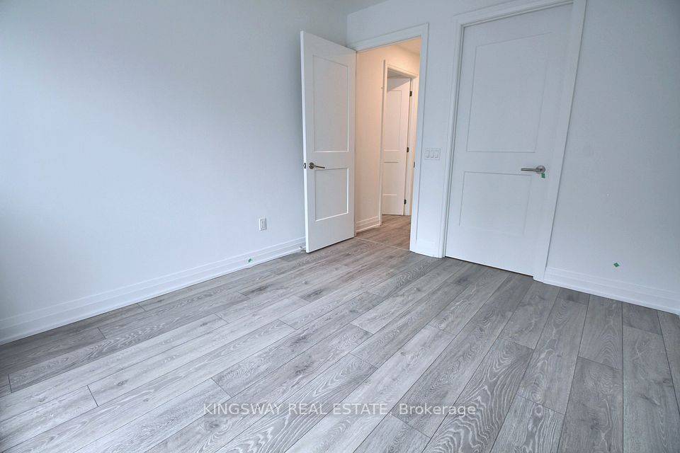 https://trreb-image.ampre.ca/aa5Vm-S_walew3Of8SShDl20SfurredPxjkM72FlwEw/rs:fit:960:960/wm:.5:so:0:50:.4/wmsh:10/wmt:PHNwYW4gZm9yZWdyb3VuZD0nd2hpdGUnIGZvbnQ9JzY4Jz5LSU5HU1dBWSBSRUFMIEVTVEFURSwgQnJva2VyYWdlPC9zcGFuPg/L3RycmViL2xpc3RpbmdzLzQwLzg5LzA3LzEyL3AvMDgzNDQ0ZTEtMzU0My00MmM3LThhOTctMThkNDA3ZjdkMGU2LmpwZw.jpg