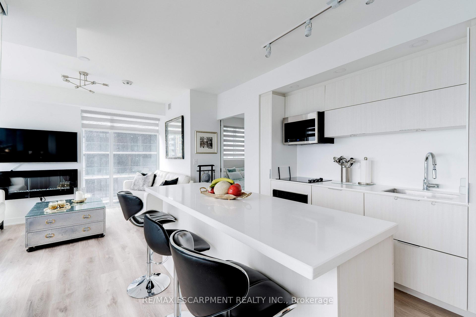 2 Bedrooms Condo at 370 Martha, Burlington For sale