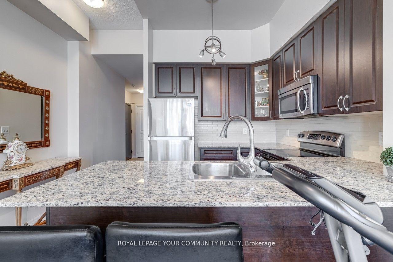 2 Bedrooms Condo at 225 Webb, Mississauga For sale