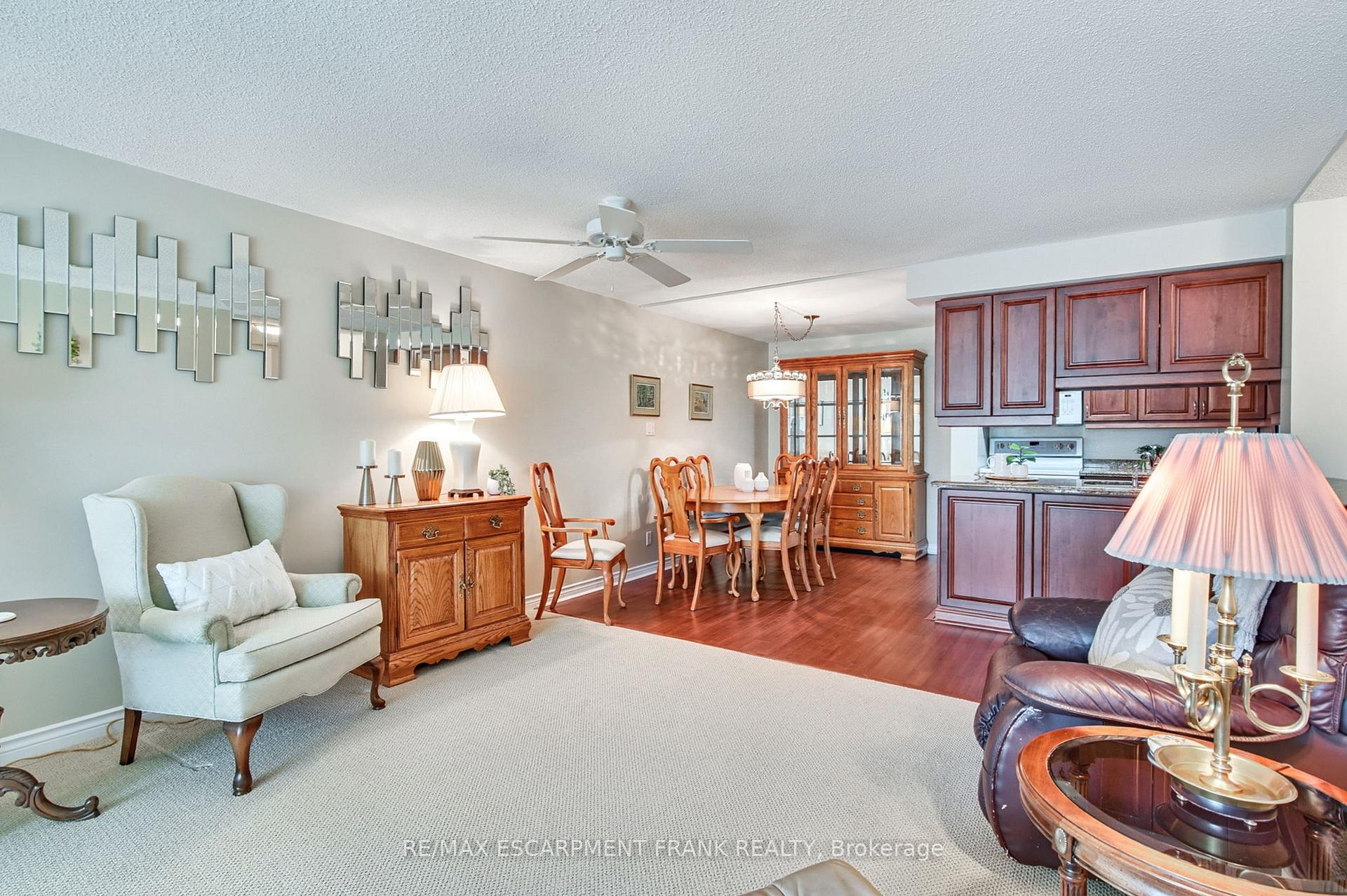 2 Bedrooms Condo at 970 Golf Links,  Hamilton For sale
