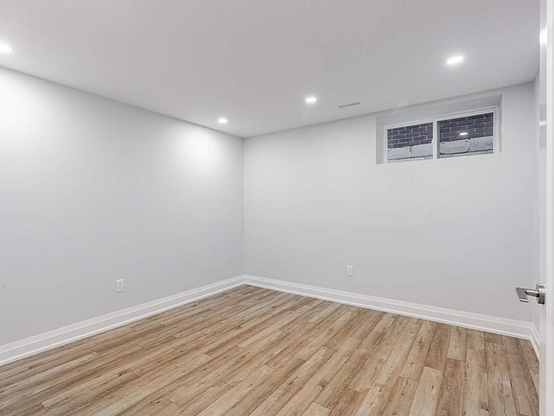 987 Avenue Road Lower