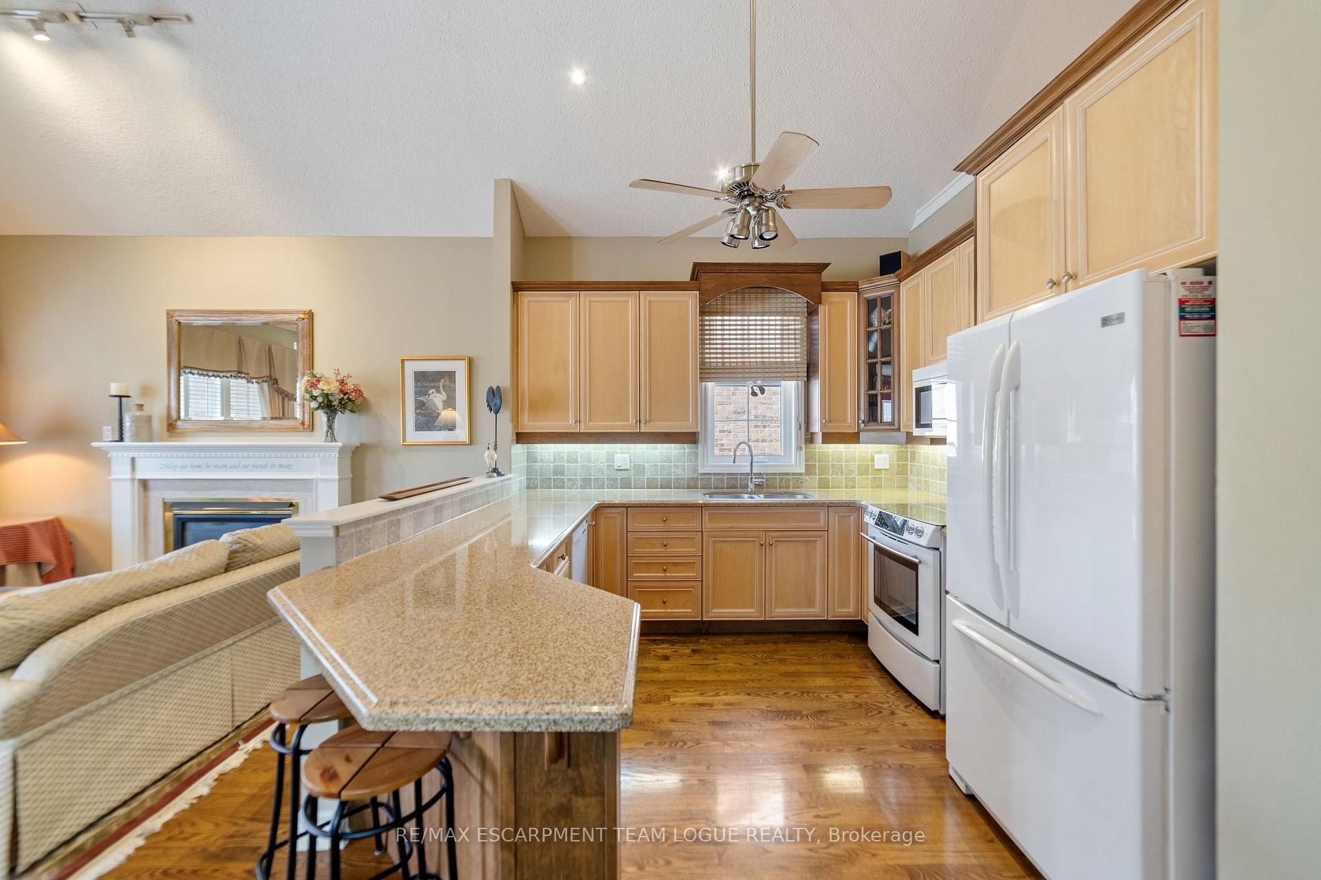3 Bedrooms Semi-Detached at 4144 STONEBRIDGE,  Burlington For sale