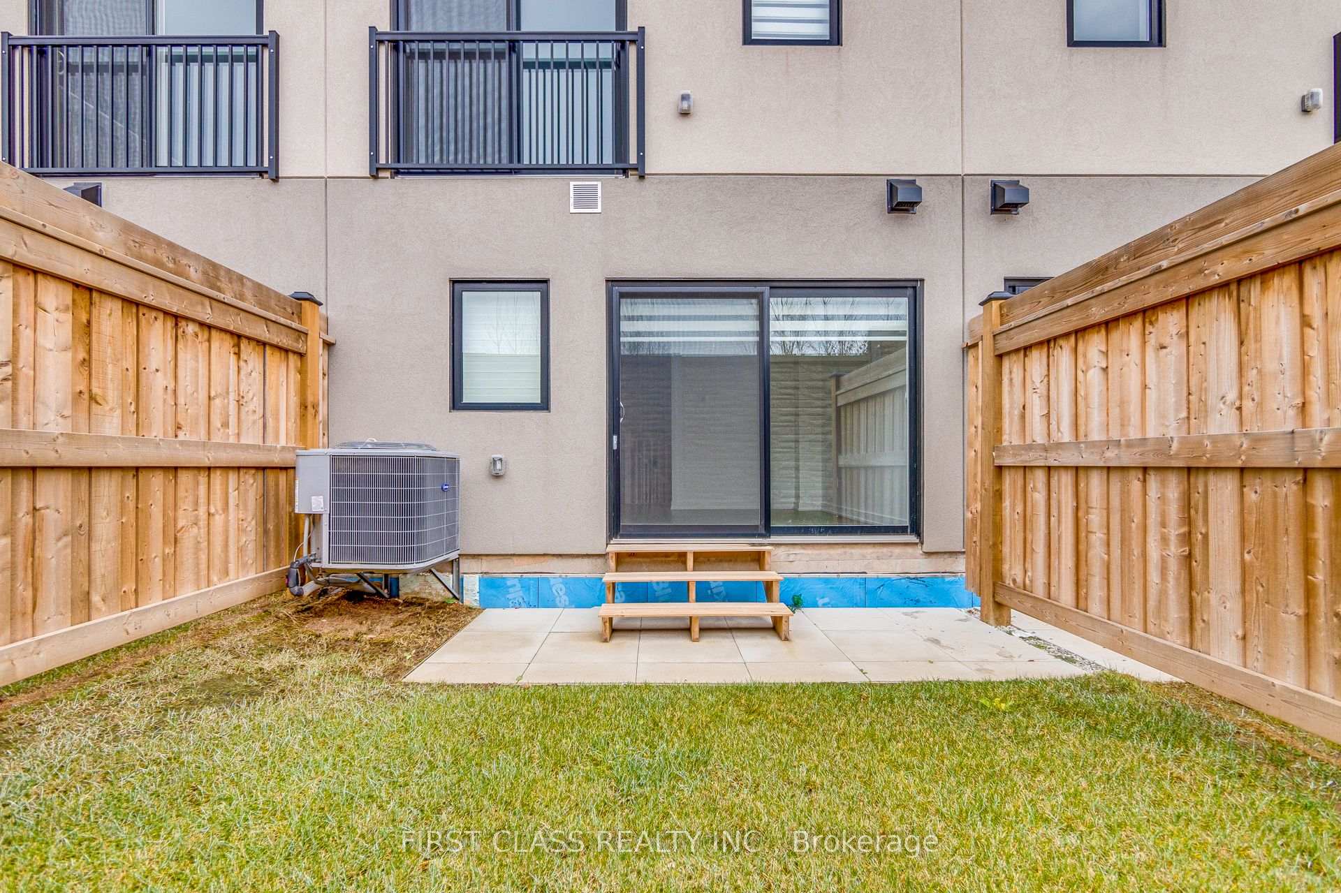 3 Bedrooms Condo at 1121 Cooke, Burlington For sale