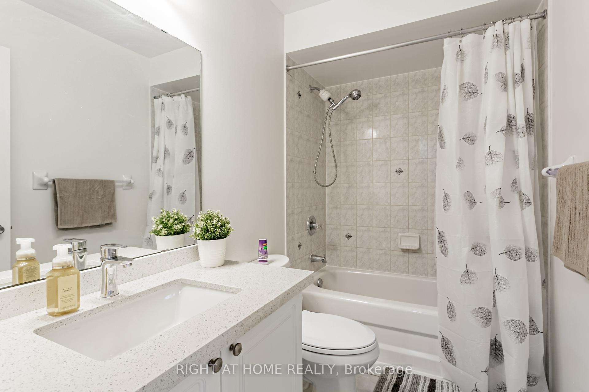 4 Bedrooms Condo at 5223 Fairford, Mississauga For sale