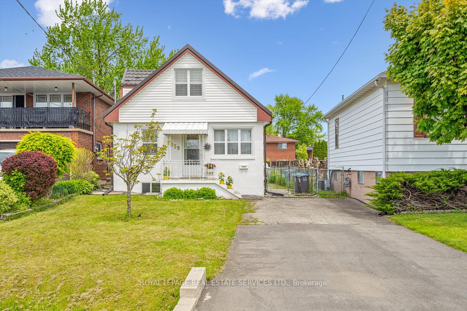 1059 Westmount