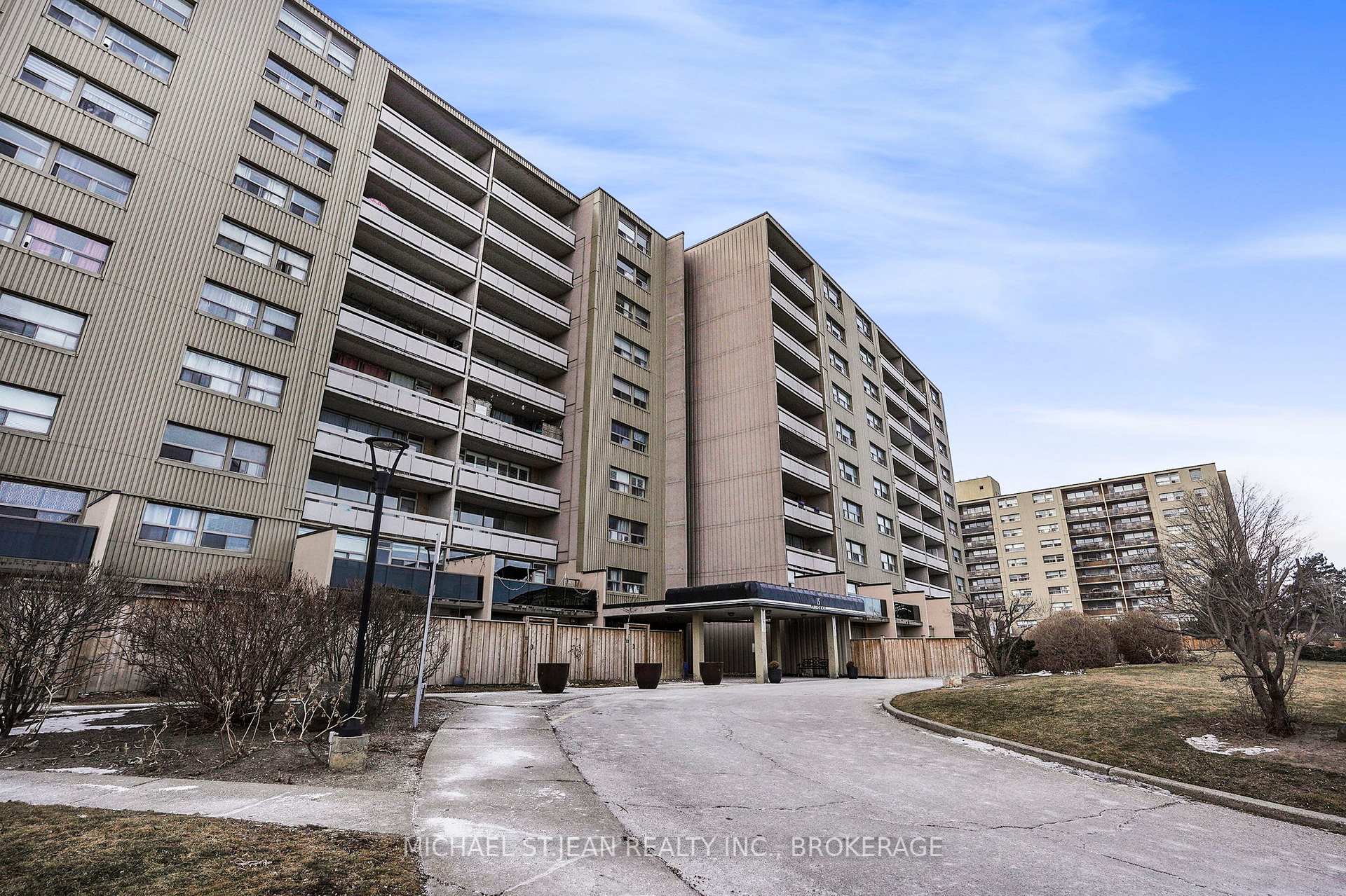 3 Bedrooms Condo at 15 Albright,  Hamilton For sale