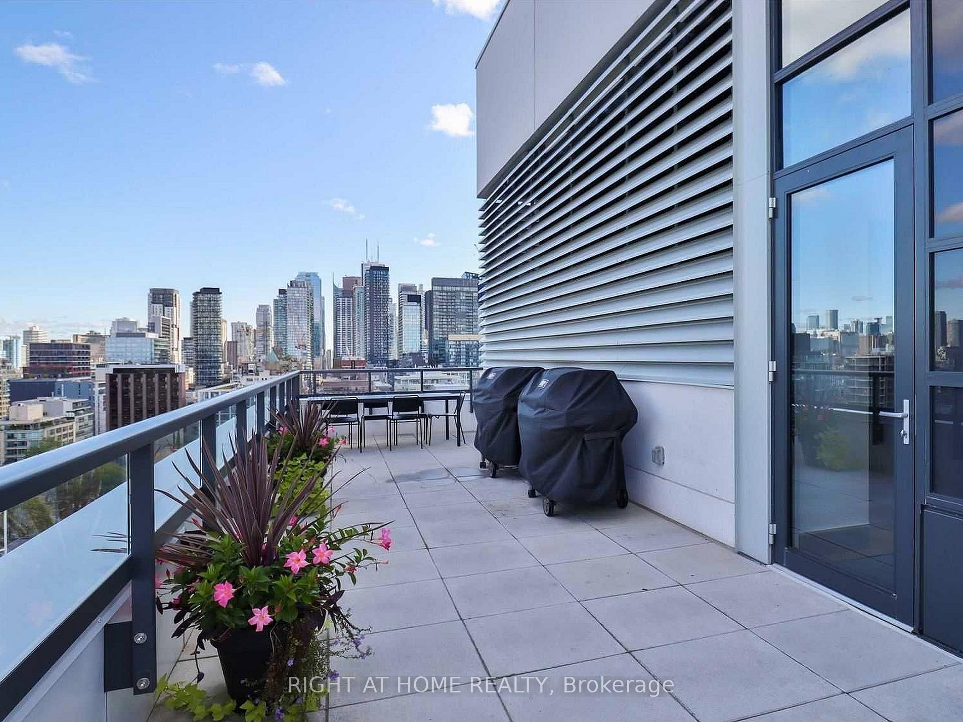 2 Bedrooms Condo at 501 Adelaide, Toronto For sale
