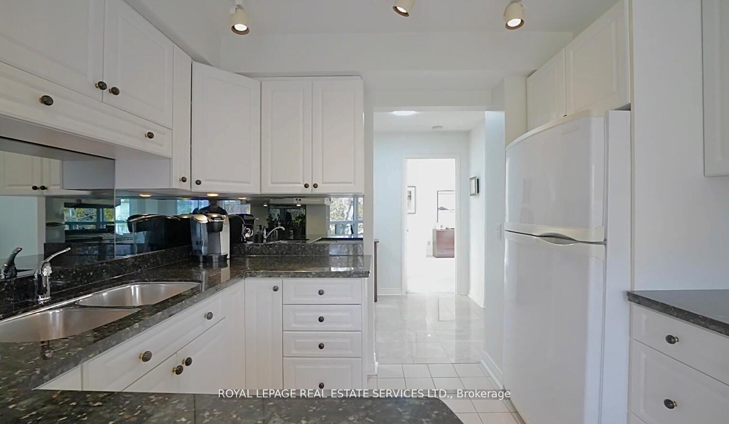 2 Bedrooms Condo at 2190 Lakeshore,  Burlington For sale