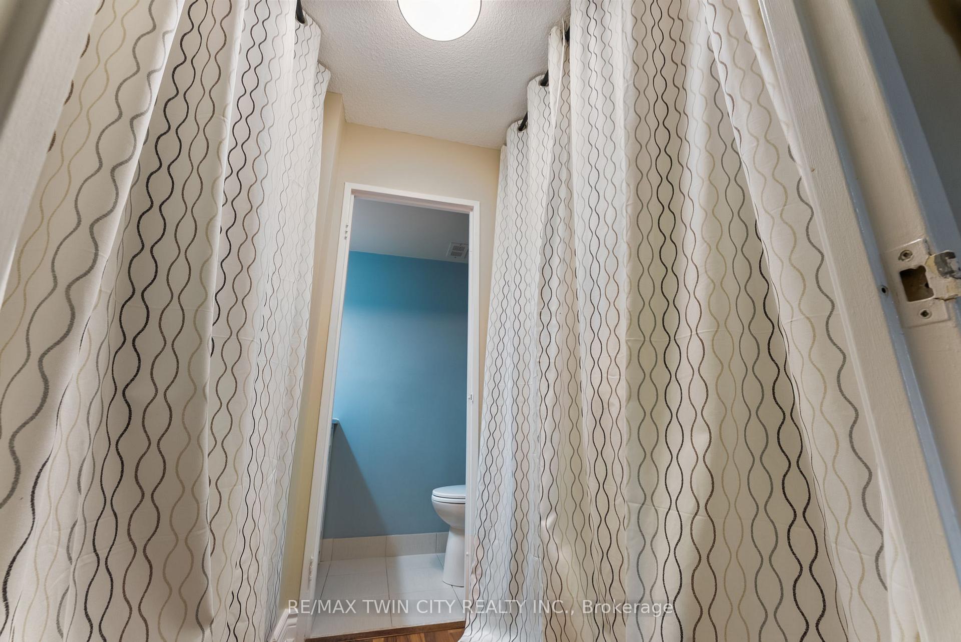 2 Bedrooms Condo at 301 Frances, Hamilton For sale