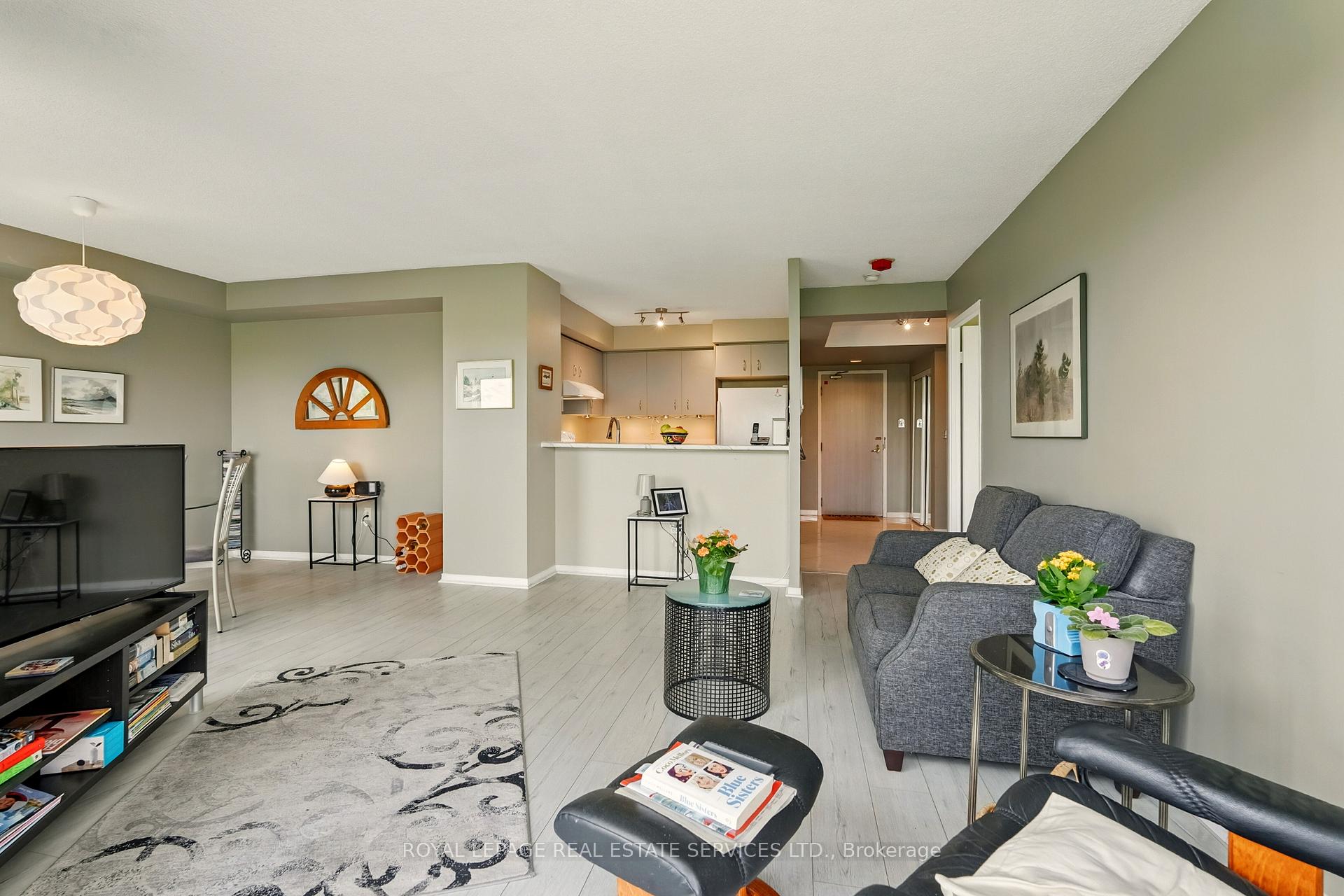 1 Bedroom Condo at 2155 Burnhamthorpe, Mississauga For sale