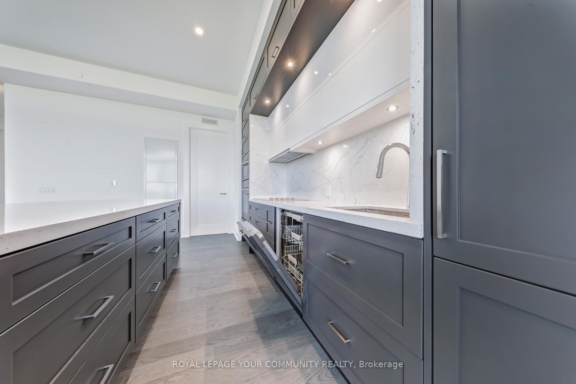 3 Bedrooms Condo at 10 Inn On The Park, Toronto For sale