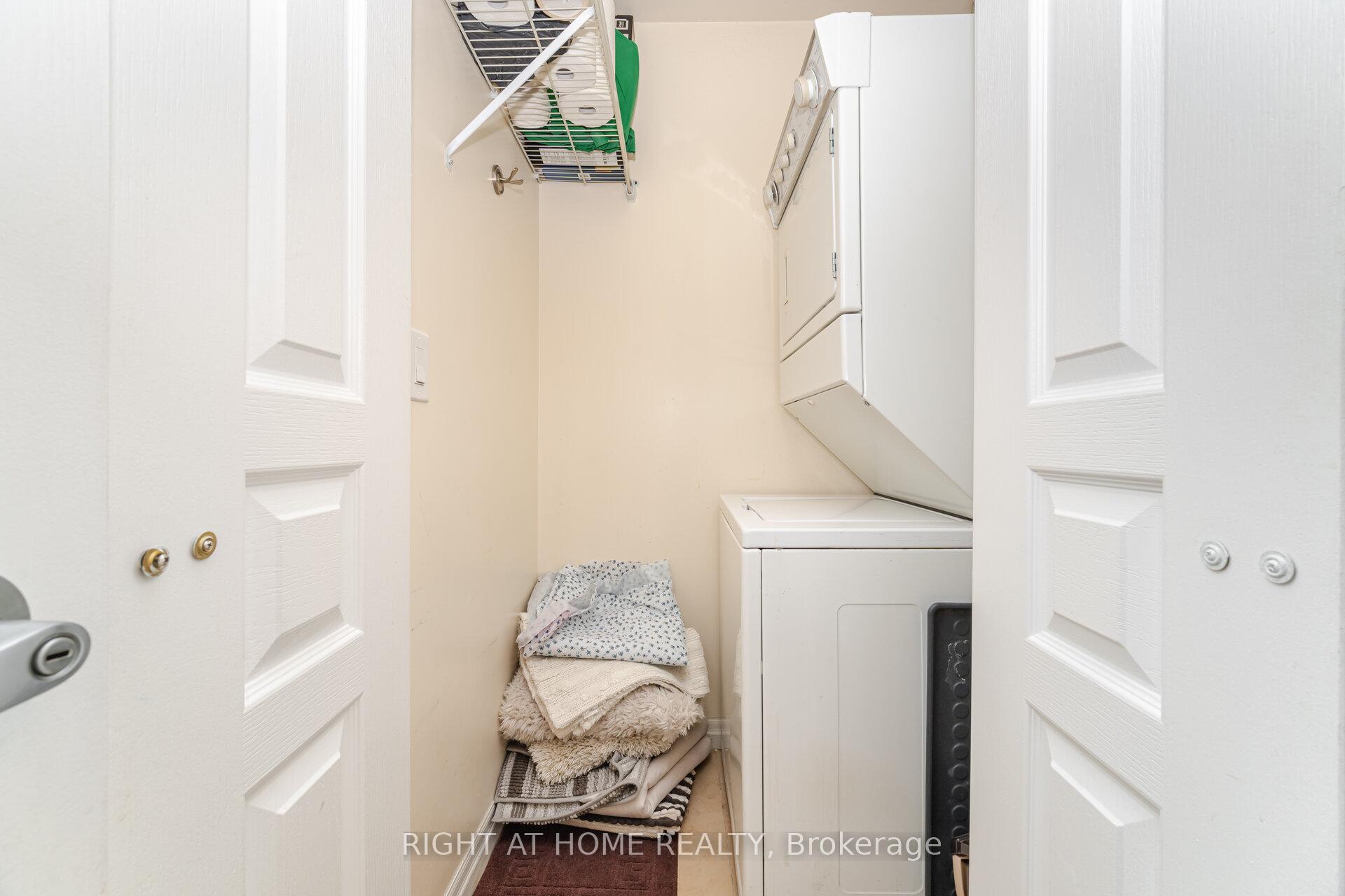 2 Bedrooms Condo at 225 Webb, Mississauga For sale