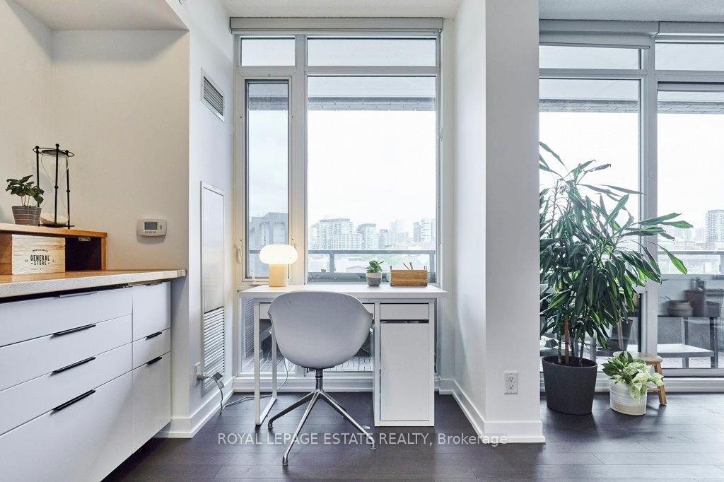 3 Bedrooms Condo at 120 Bayview, Toronto For sale
