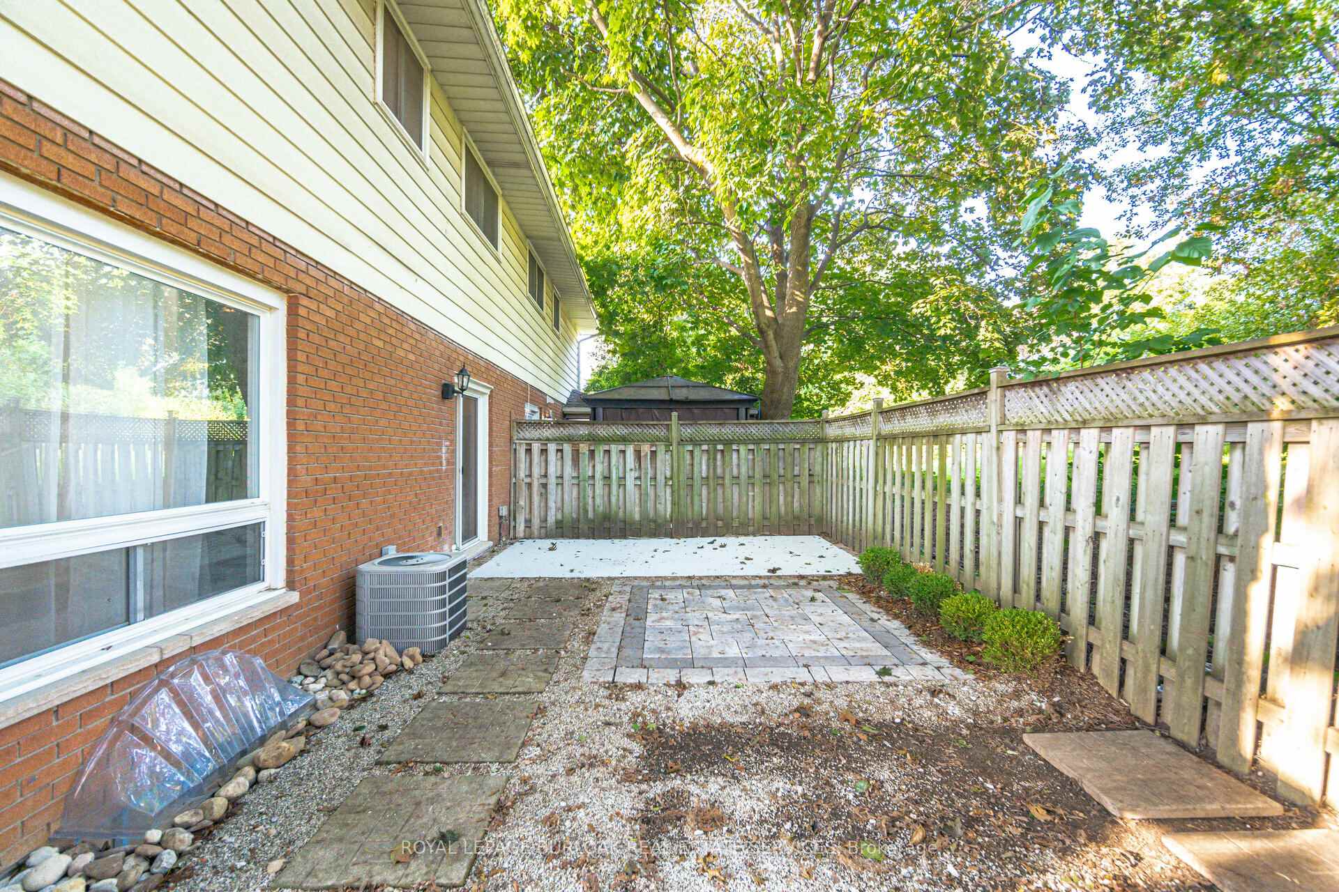2 Bedrooms Condo at 1116 Homewood, Burlington For sale