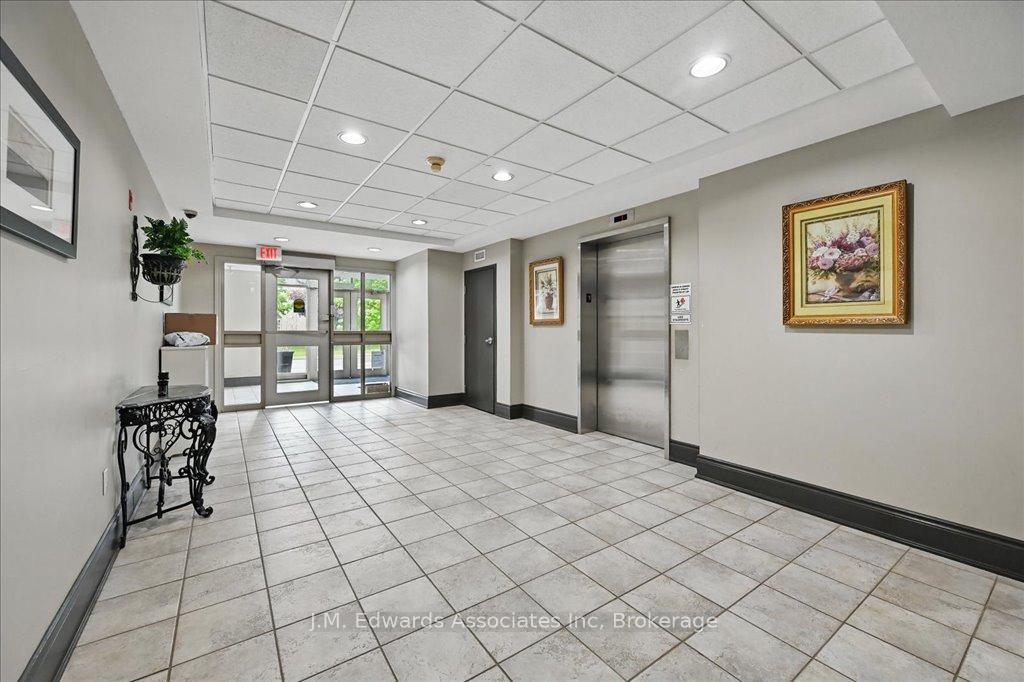 2 Bedrooms Condo at 4006 Kilmer, Burlington For sale