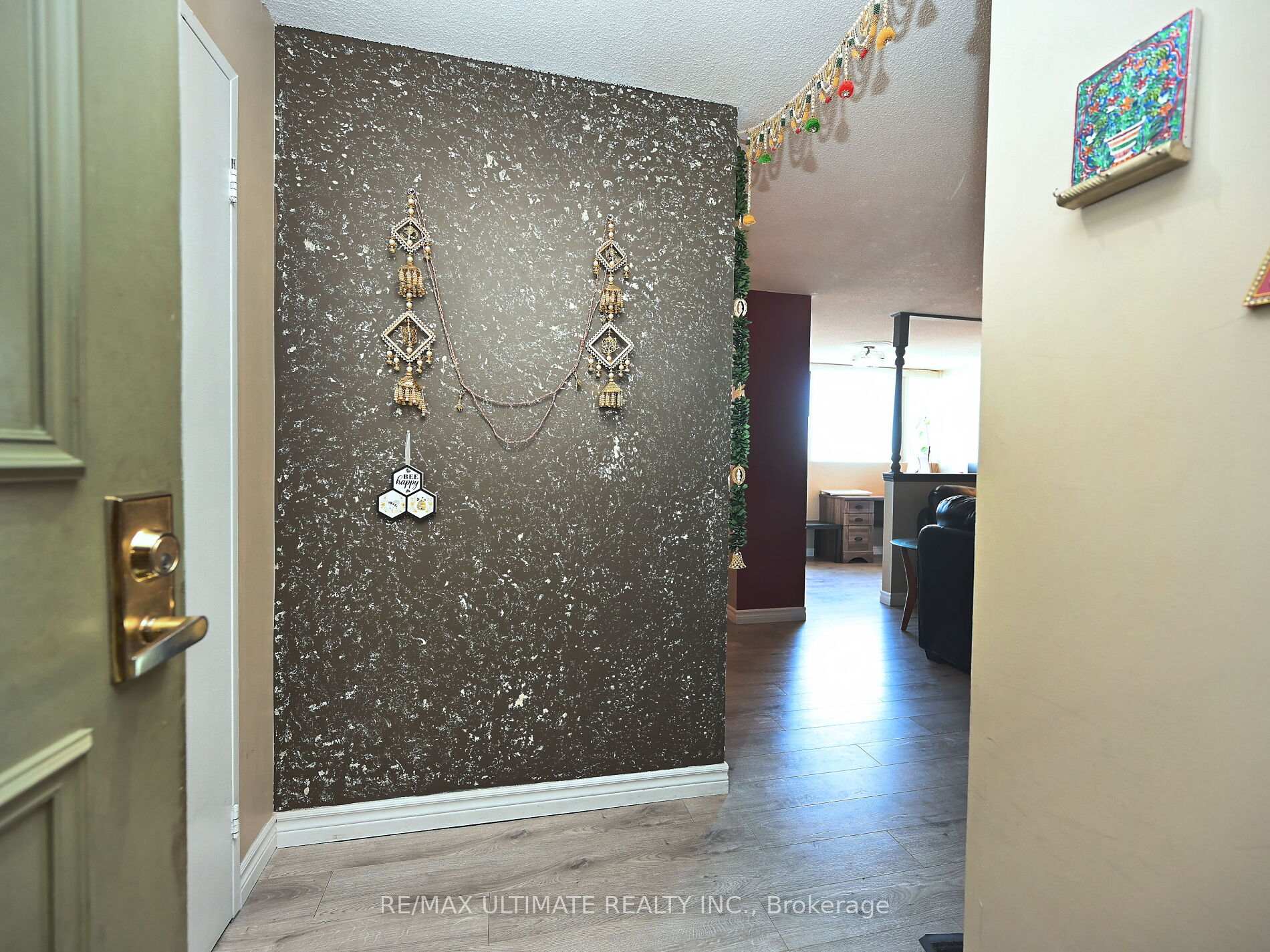 3 Bedrooms Condo at 3700 Kaneff, Mississauga For sale