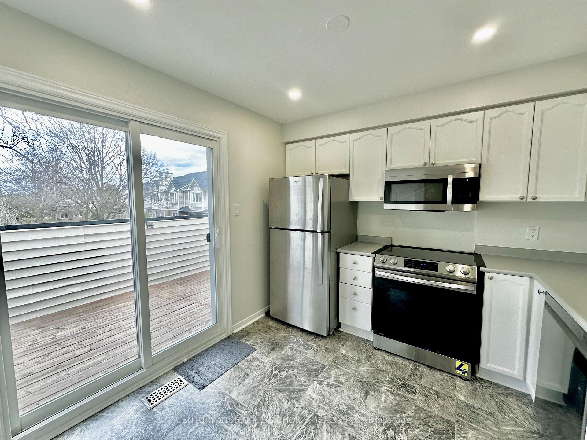 3 Bedrooms Condo at 2530 Northampton, Burlington For sale