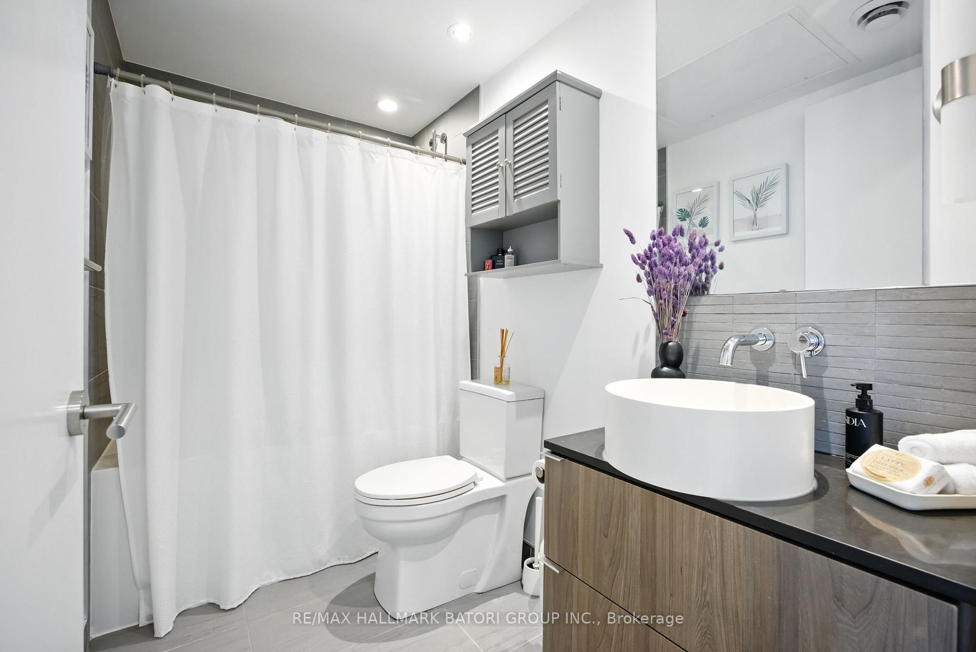 2 Bedrooms Condo at 161 Roehampton,  Toronto For sale