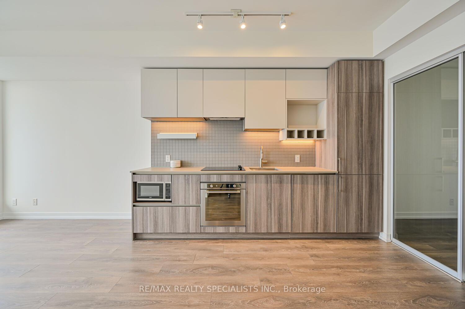 2 Bedrooms Condo at 5 BUTTERMILL, Vaughan For sale