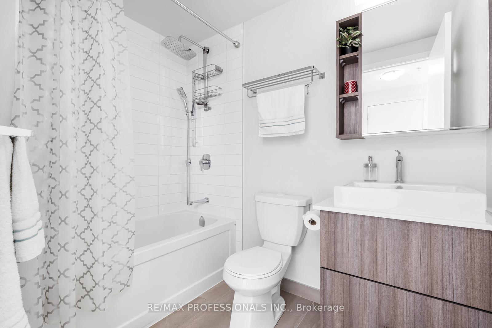 2 Bedrooms Condo at 38 Howard, Toronto For sale