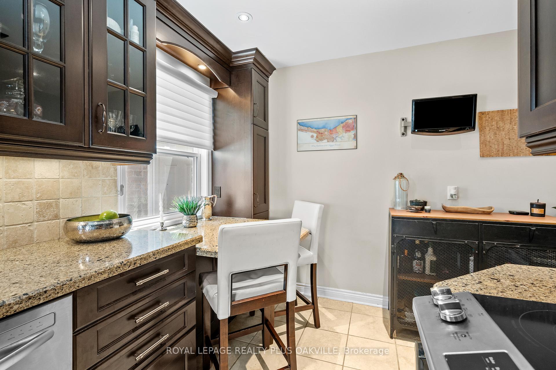 2 Bedrooms Condo at 5255 Lakeshore, Burlington For sale