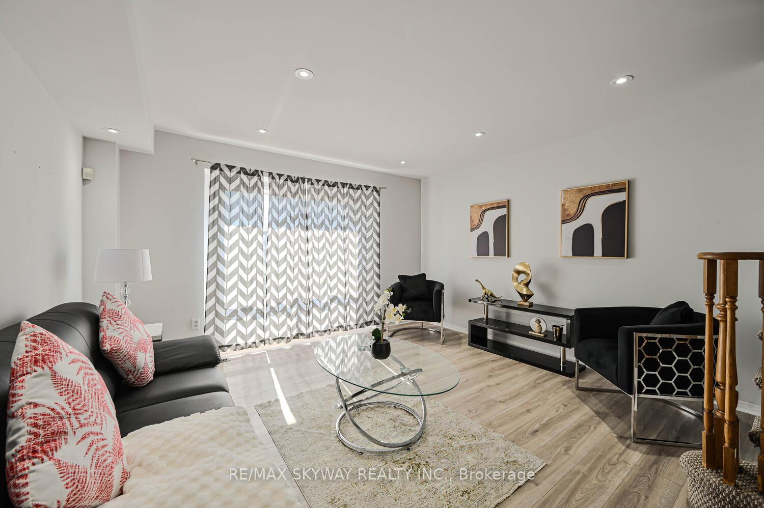 3 Bedrooms Condo at 50 Strathaven,  Mississauga For sale