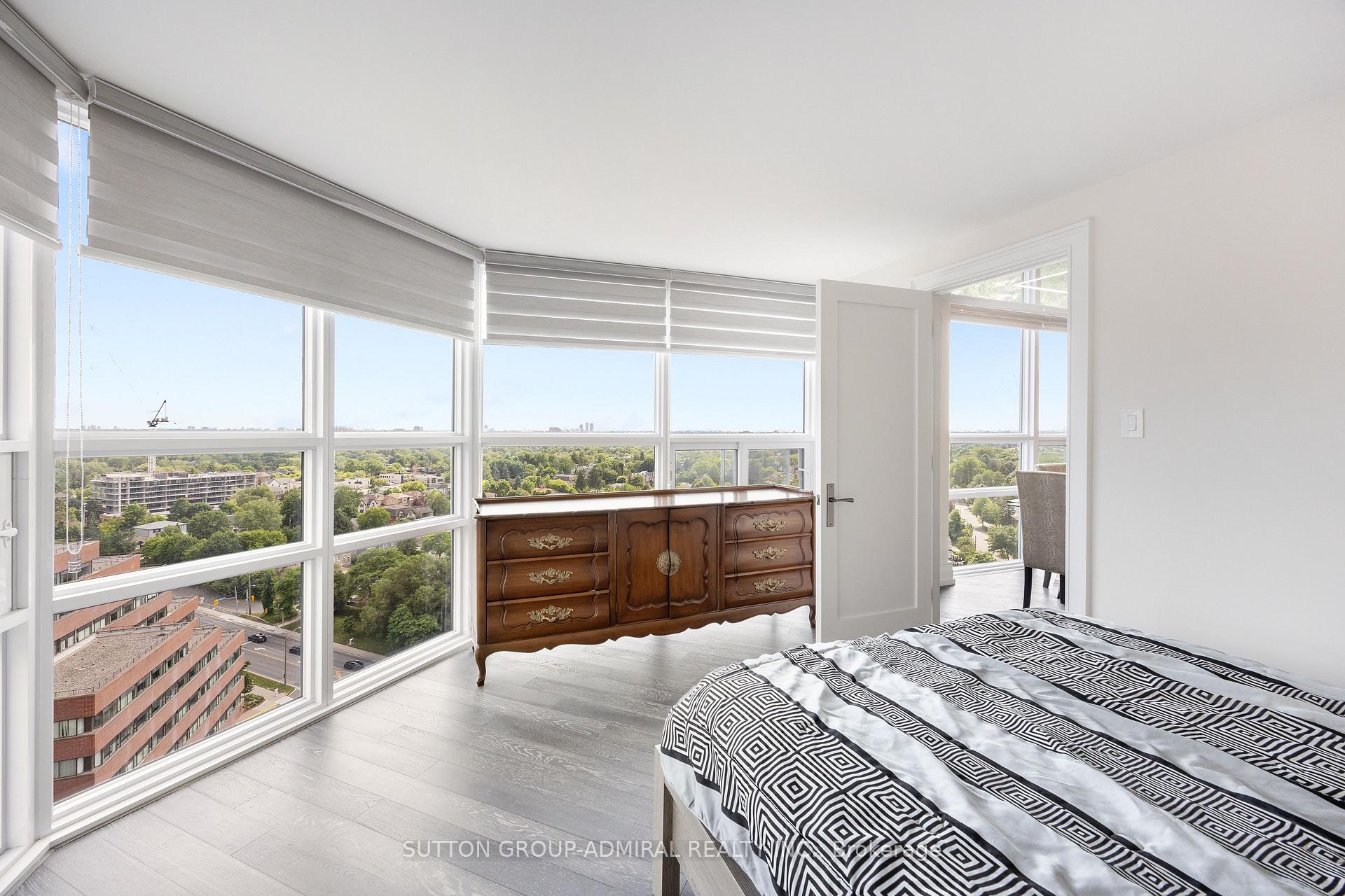 2 Bedrooms Condo at 131 Beecroft, Toronto For sale