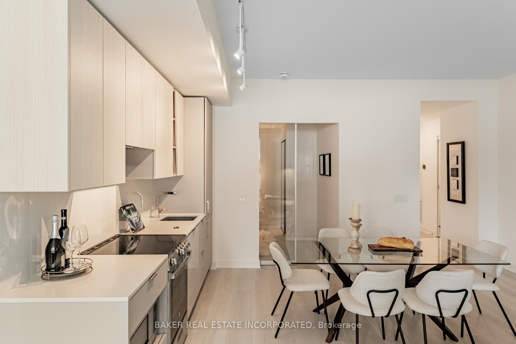4 Bedrooms Condo at 3883 Quartz,  Mississauga For sale