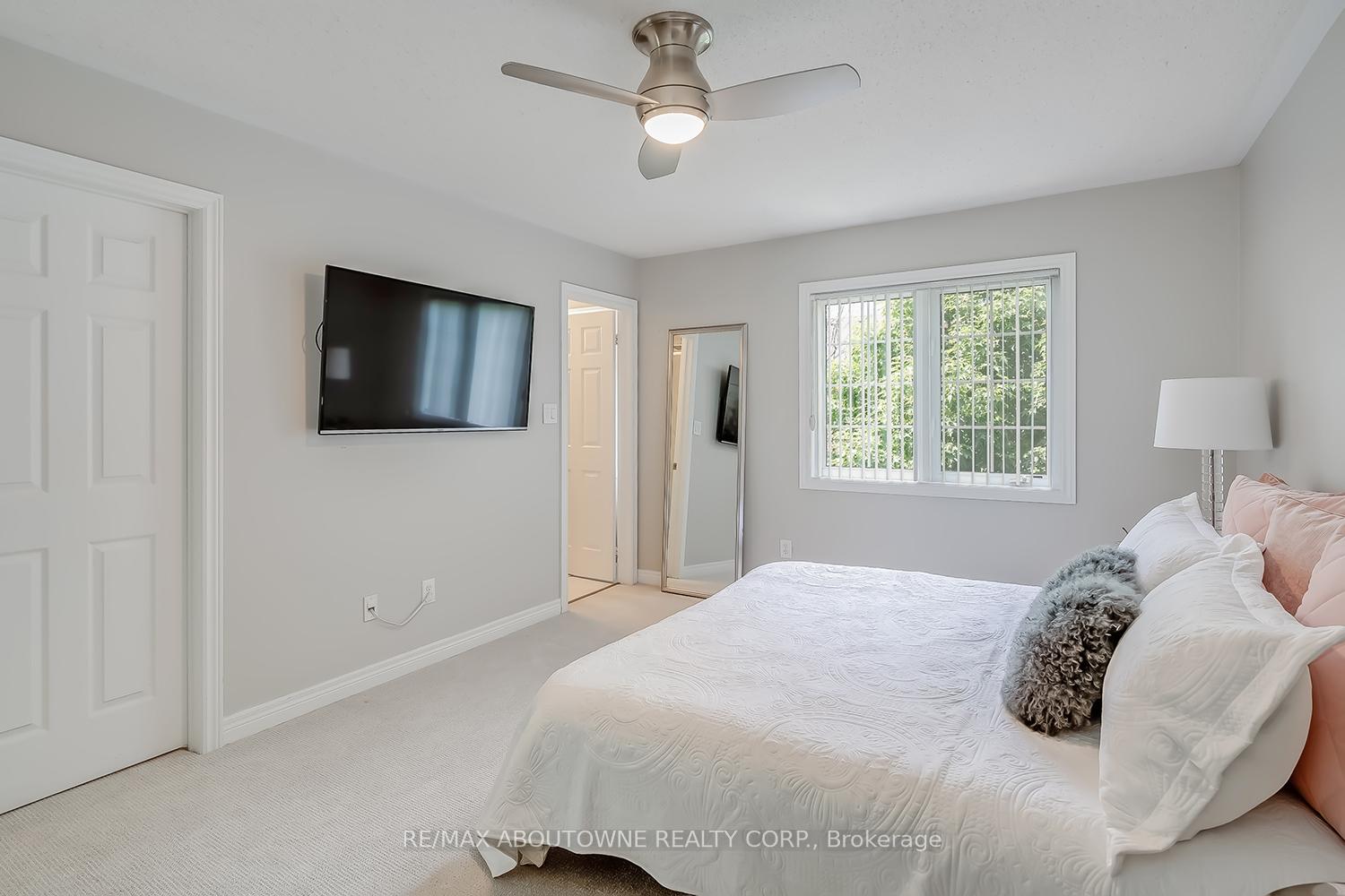 3 Bedrooms Condo at 233 Duskywing, Oakville For sale