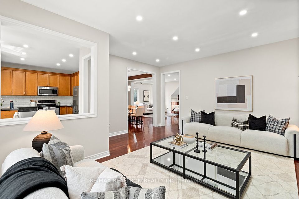 310 Thornhill Woods