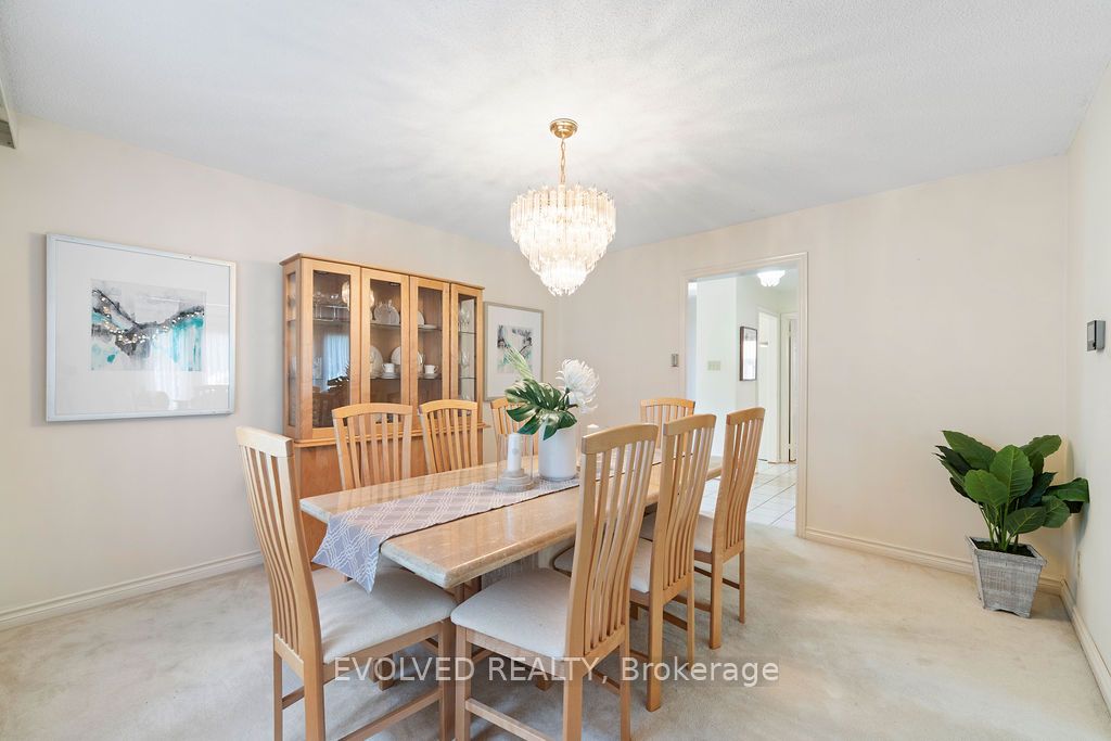 27 Hewlett Crescent