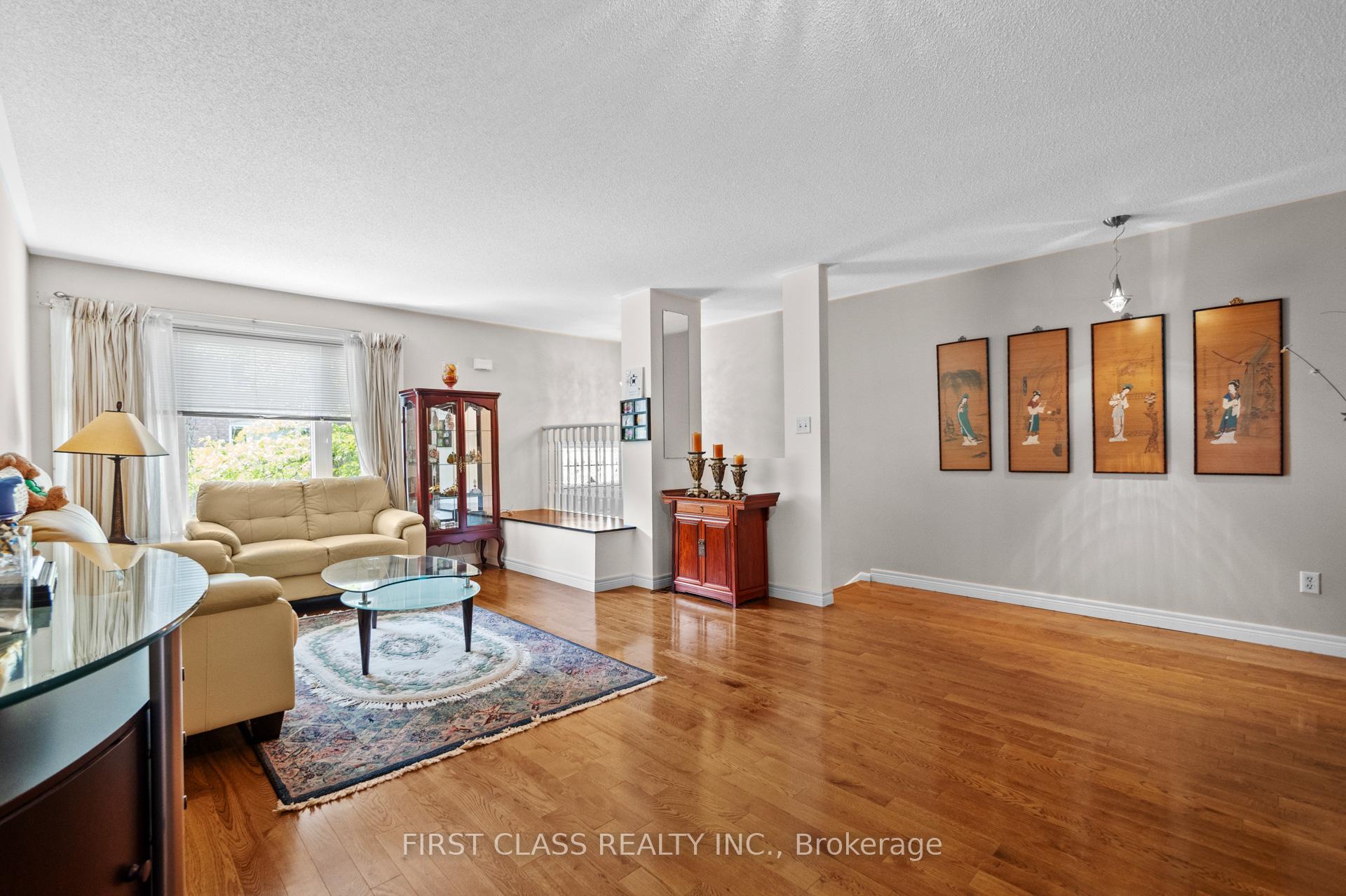 4 Bedrooms Condo at 10A Leaside Park, Toronto For sale