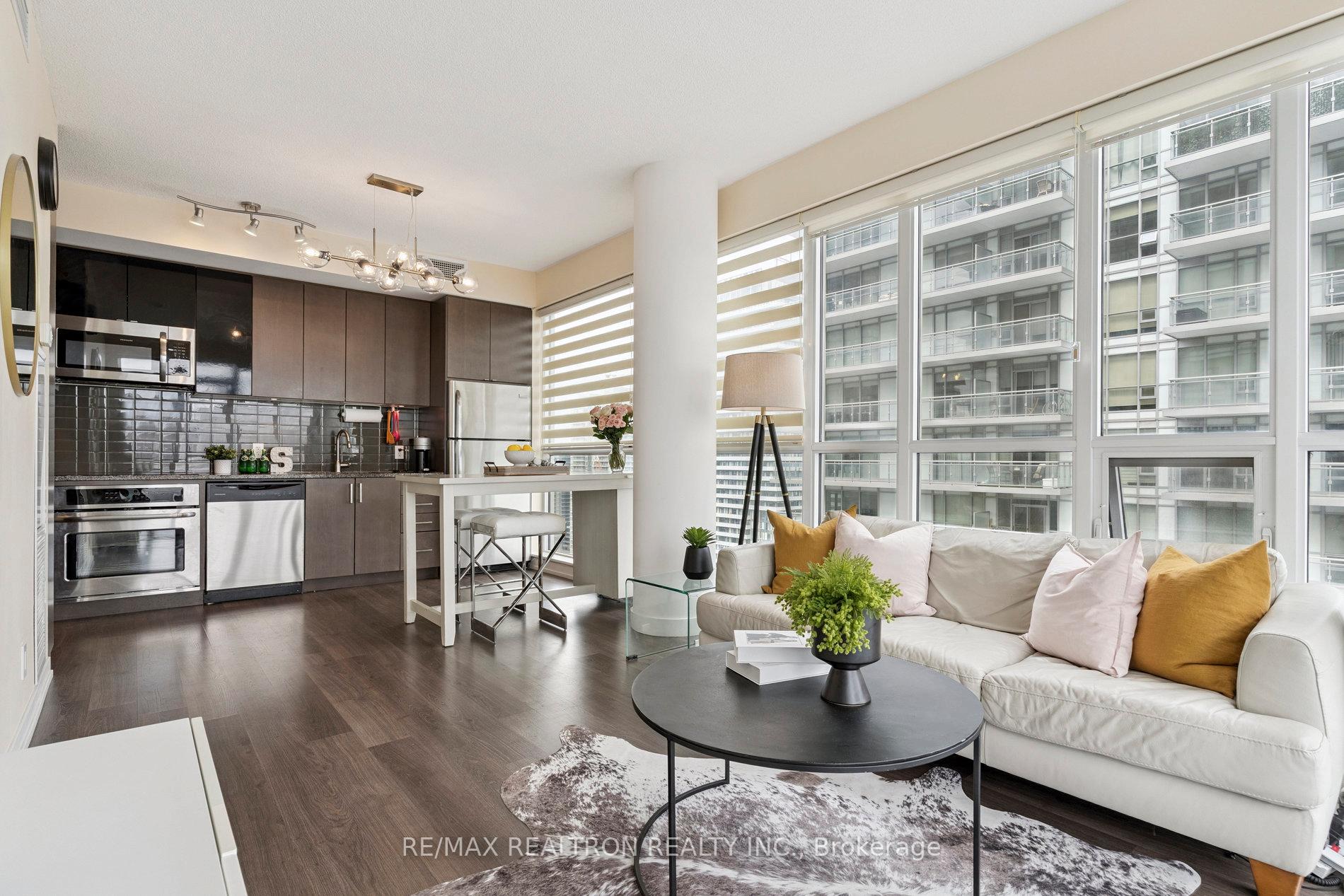 2 Bedrooms Condo at 89 Dunfield, Toronto For sale