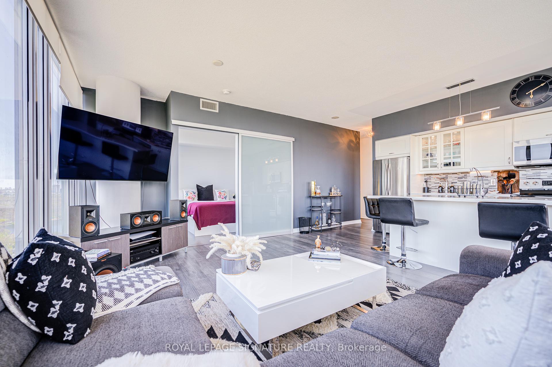2 Bedrooms Condo at 105 The Queensway, Toronto For sale