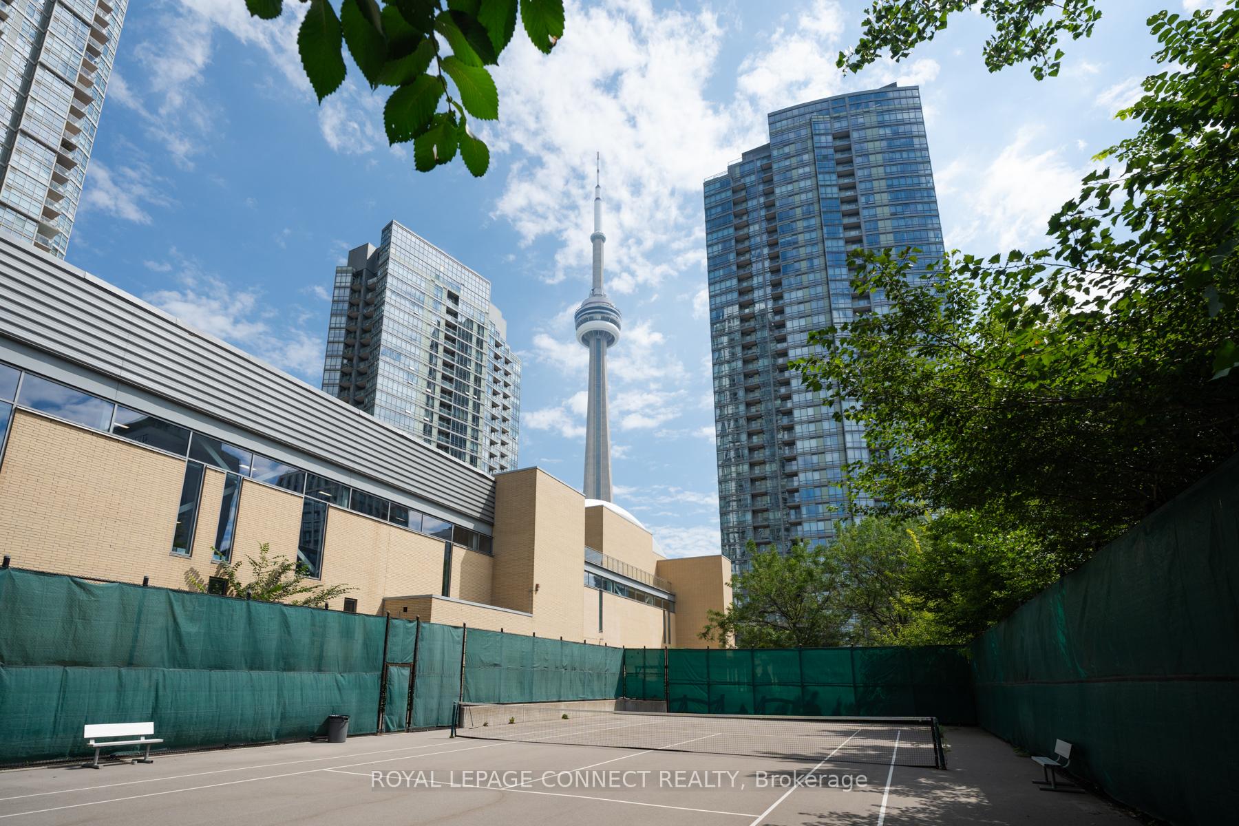 3 Bedrooms Condo at 5 Mariner, Toronto For sale