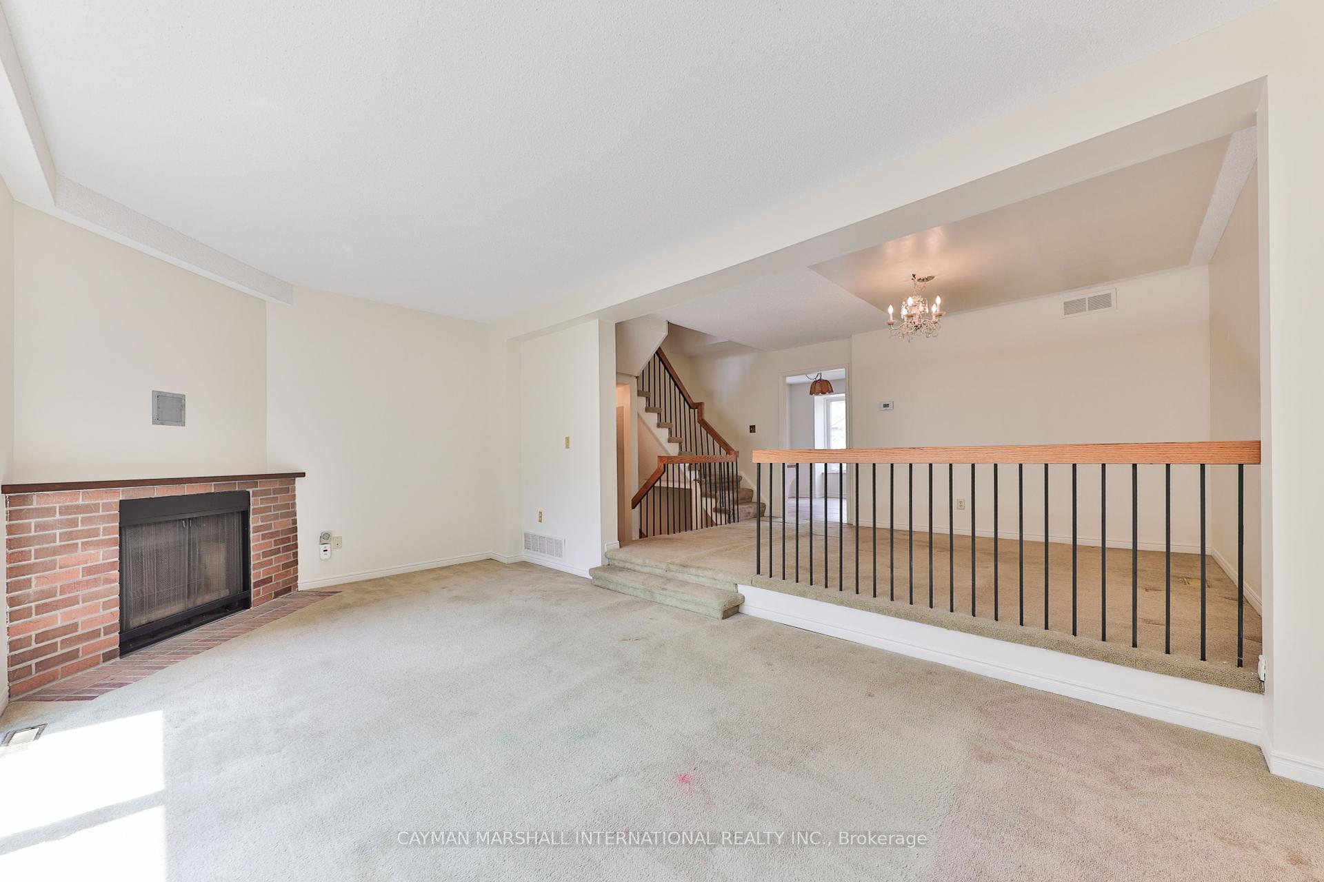 3 Bedrooms Condo at 1160 Walden, Mississauga For sale