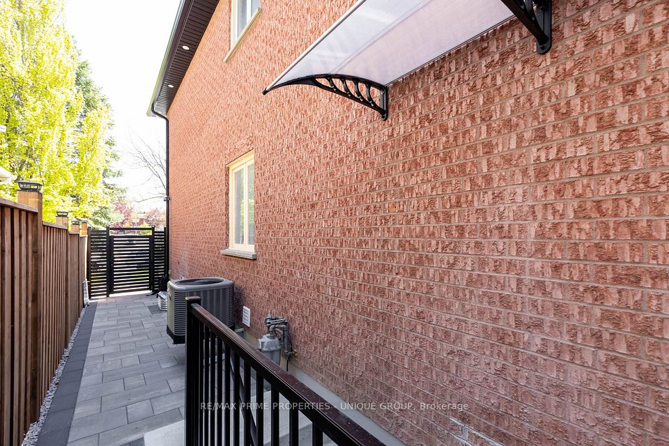 #Lower - 10 Emmett Place, Whitby, ON L1R 2B4