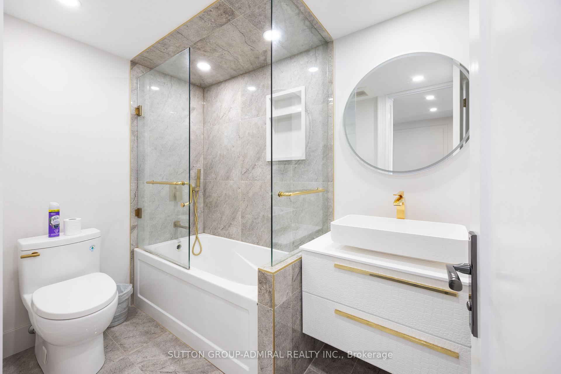 2 Bedrooms Condo at 131 Beecroft, Toronto For sale