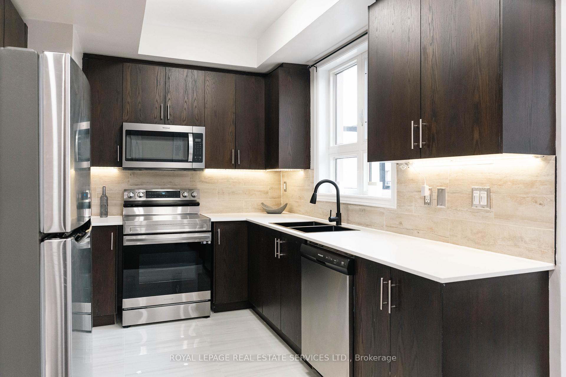 2 Bedrooms Condo at 9621 Jane, Vaughan For sale