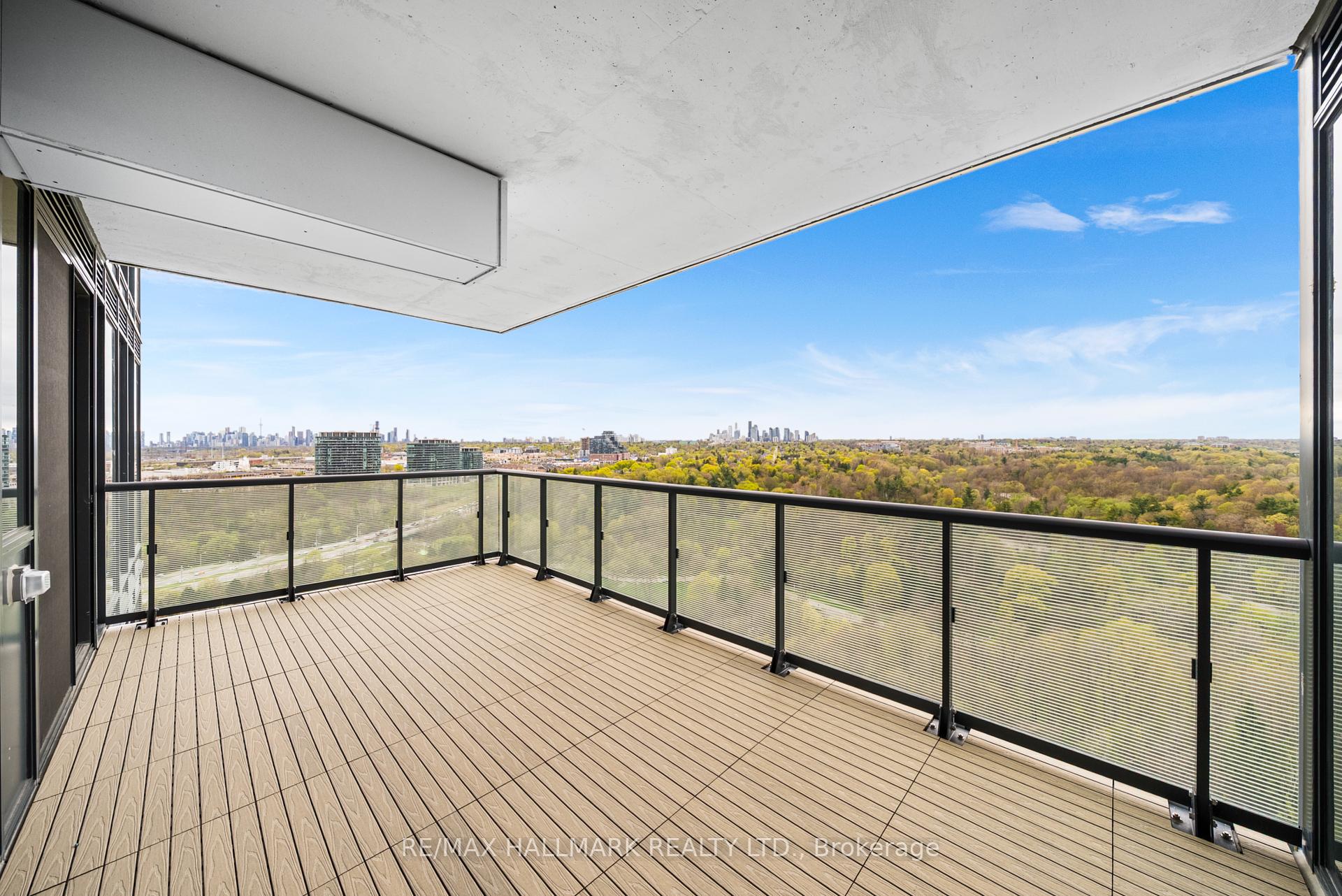 3 Bedrooms Condo at 10 Inn On The Park, Toronto For sale