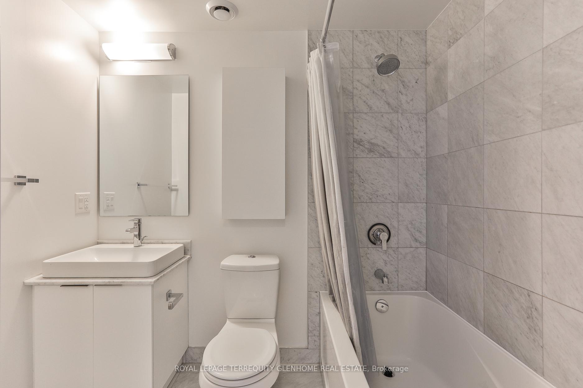 2 Bedrooms Condo at 14 York,  Toronto For sale