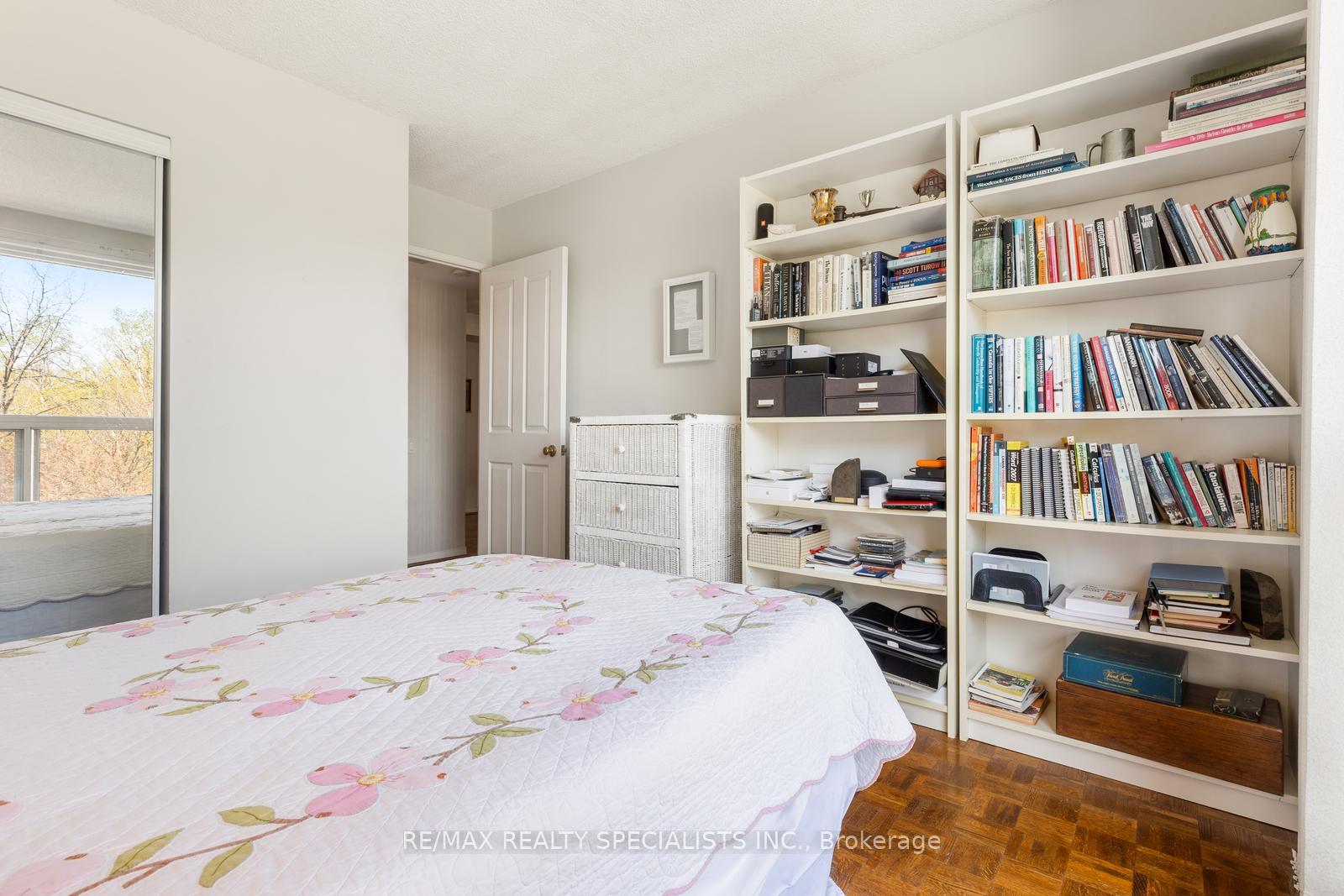 2 Bedrooms Condo at 1800 The Collegeway, Mississauga For sale