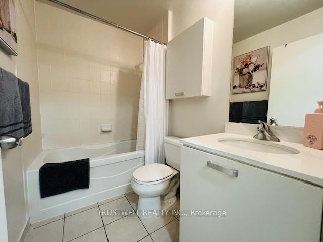 2 Bedrooms Condo at 38 Grenville, Toronto For sale