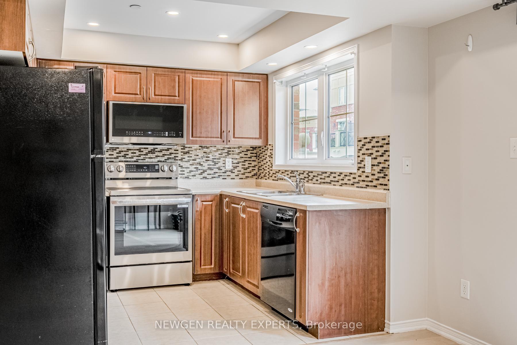 2 Bedrooms Condo at 51 Hays, Oakville For sale