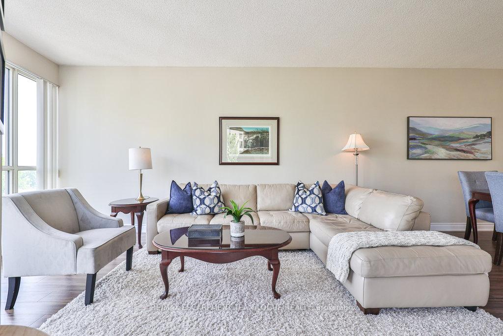 2 Bedrooms Condo at 2511 Lakeshore, Oakville For sale