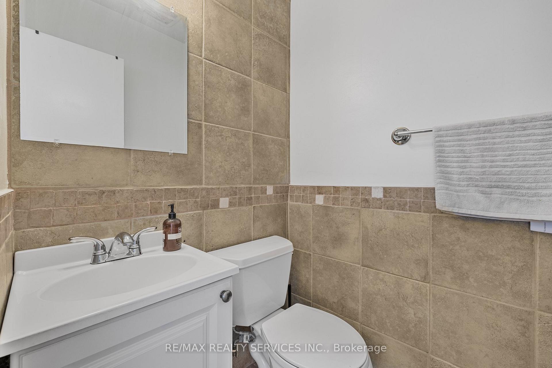2 Bedrooms Condo at 15 Elizabeth, Mississauga For sale
