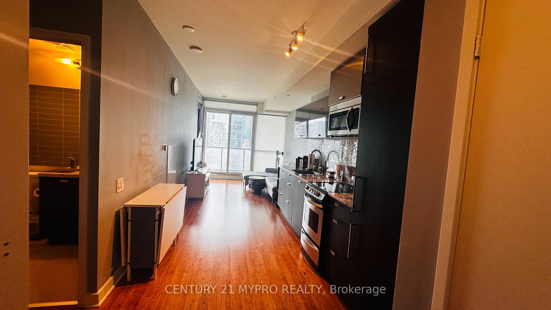 2 Bedrooms Condo at 290 Adelaide,  Toronto For sale