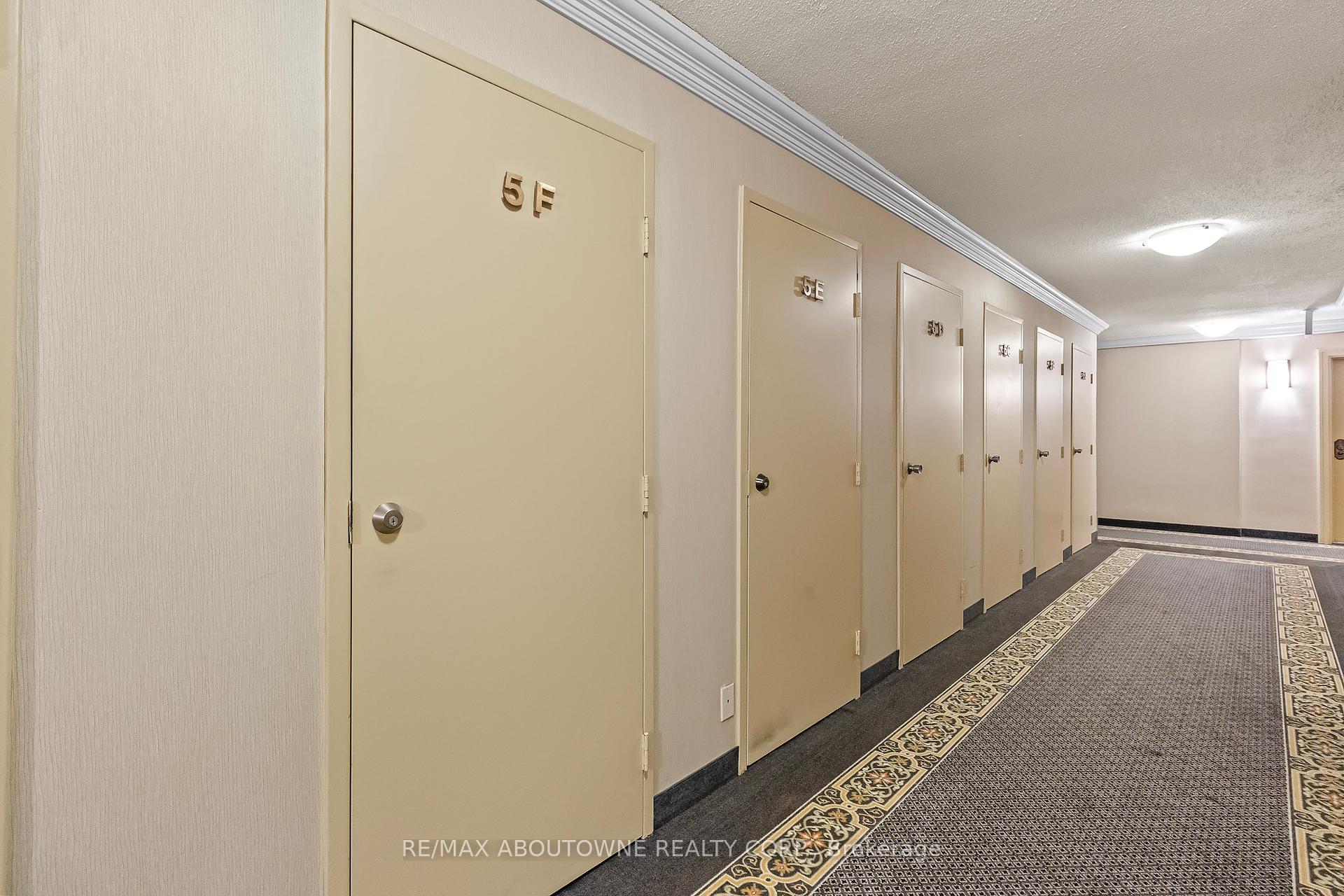 3 Bedrooms Condo at 1300 Marlborough, Oakville For sale