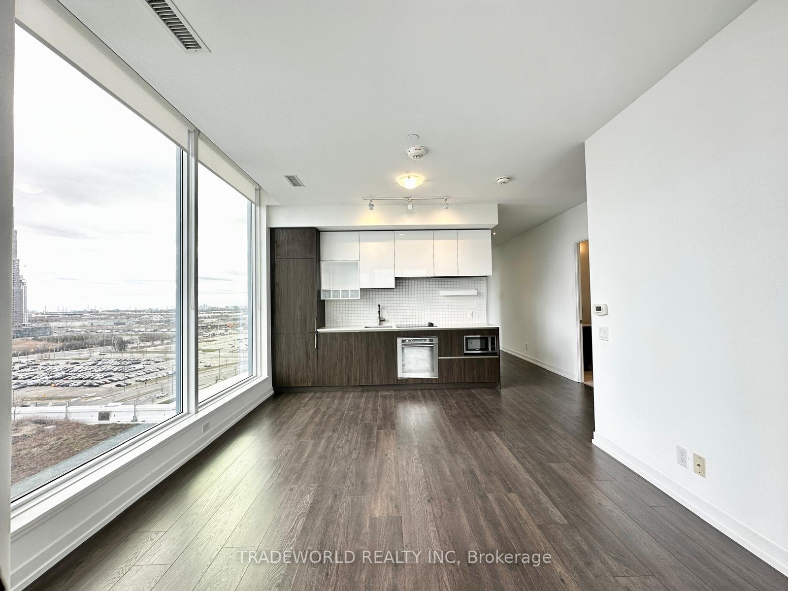 3 Bedrooms Condo at 898 Portage,  Vaughan For sale
